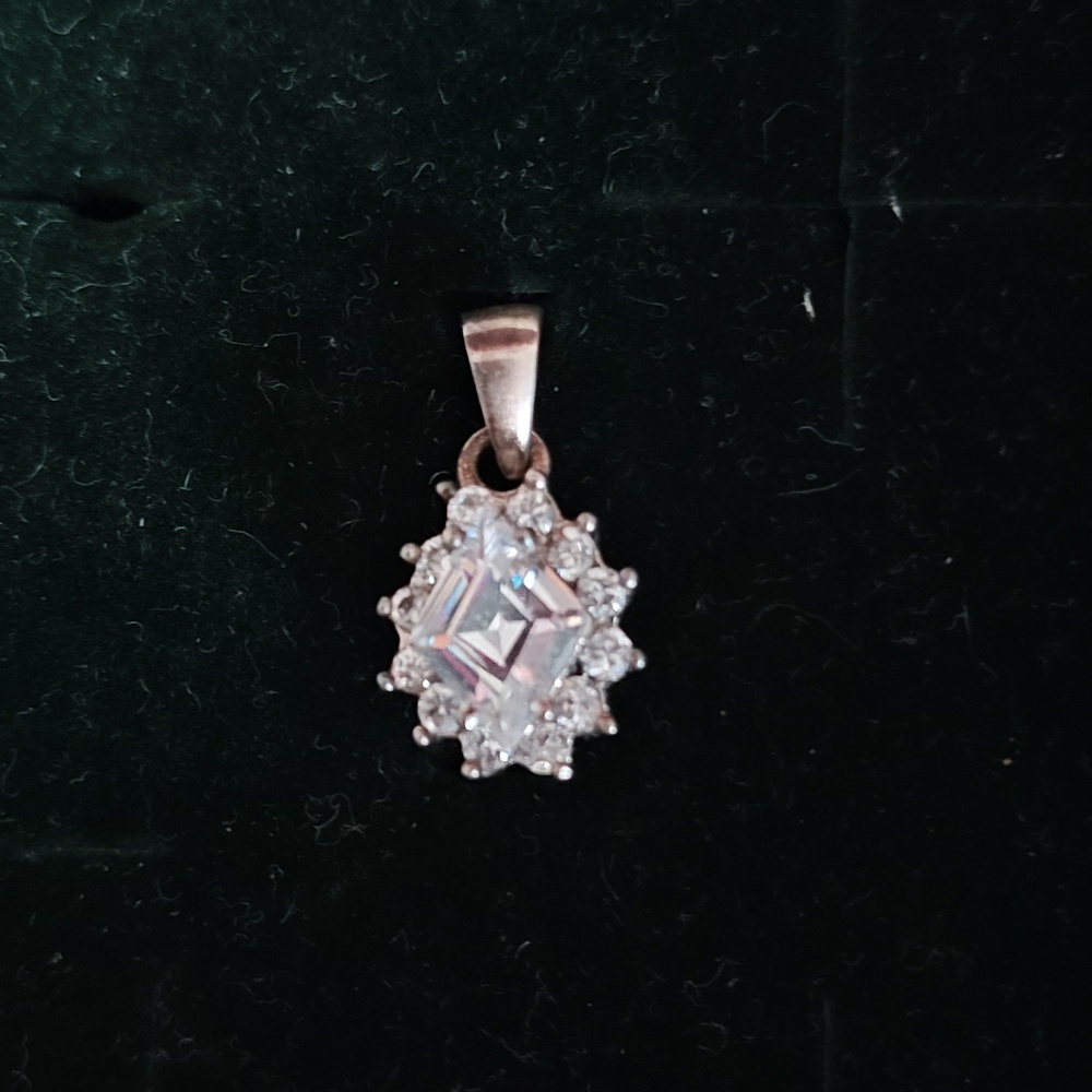 Stunning silver pendant With Clear Gemstone